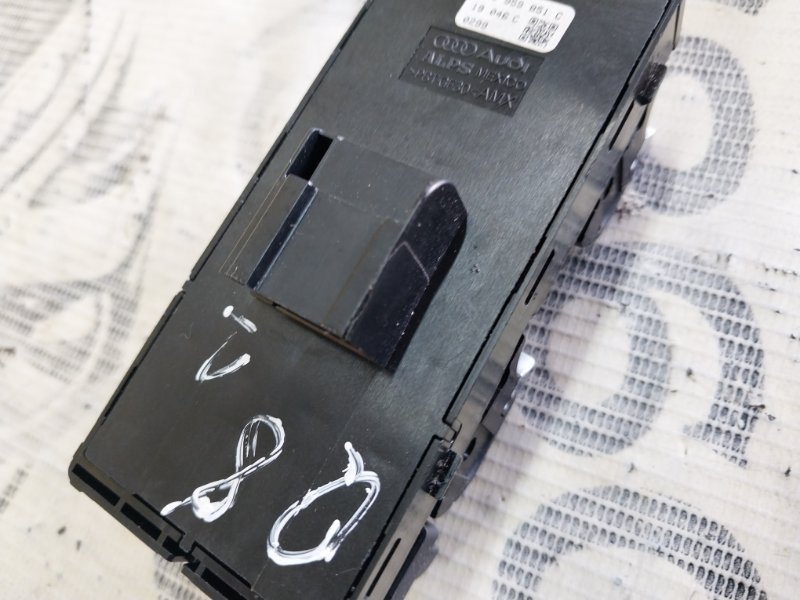 Кнопка стеклоподъемника передняя левая Q8 2019 3.0 DCBD Кнопка стеклоподъемника передняя левая Q8 2019 3.0 DCBD