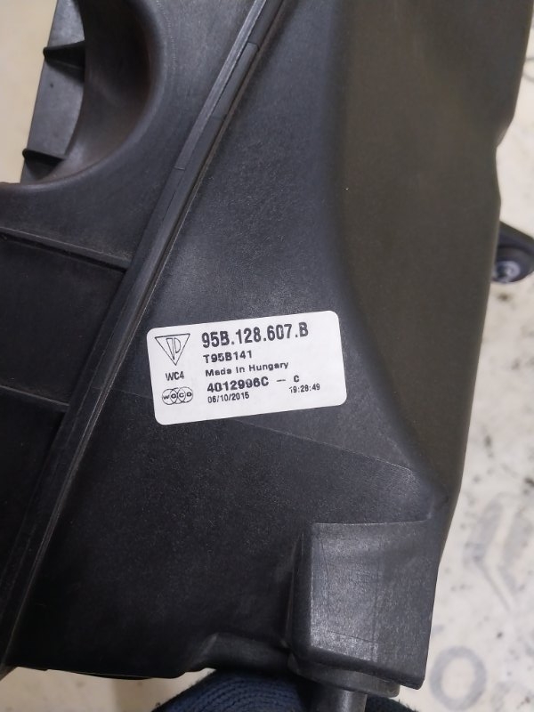 Корпус воздушного фильтра левый Porsche Macan 95B CTMA Корпус воздушного фильтра левый Porsche Macan 95B CTMA