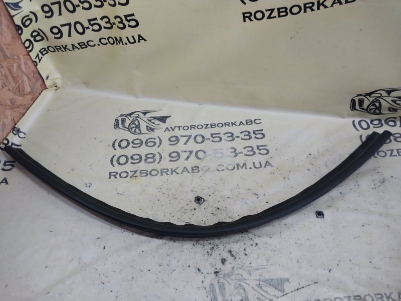 Запчасть уплотнитель капота Porsche Macan 2015 95B CTMA 95B 823 737 Б/У Уплотнитель капота Porsche Macan 2015 95B CTMA 95B 823 737 Б/У