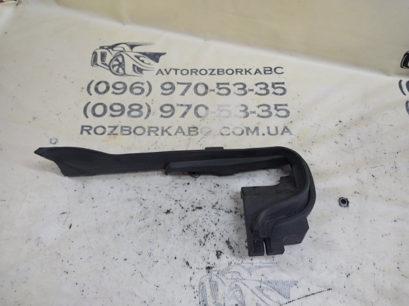 Запчасть уплотнитель жабо левый Porsche Macan 2015 95B CTMA 95B 823 731 Б/У Уплотнитель жабо левый Porsche Macan 2015 95B CTMA 95B 823 731 Б/У