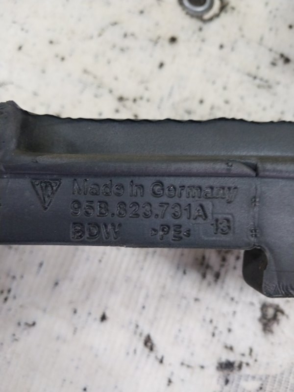 Уплотнитель жабо левый Porsche Macan 95B CTMA Уплотнитель жабо левый Porsche Macan 95B CTMA