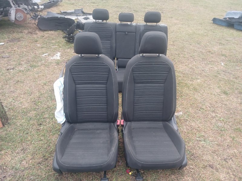 Запчасть сиденья комплект Volkswagen Tiguan 2022 Tiguan 2 2.0 DTEA 80A 881 105 G Б/У Сиденья комплект Volkswagen Tiguan 2022 Tiguan 2 2.0 DTEA 80A 881 105 G Б/У