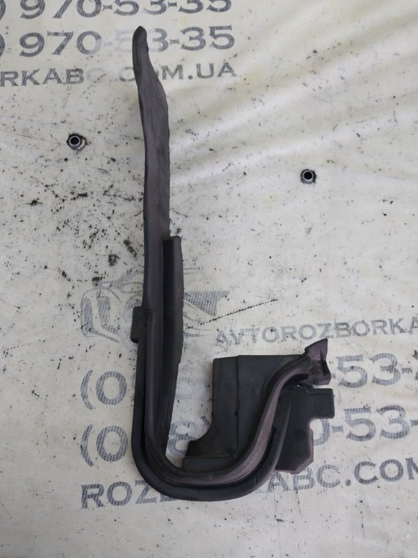 Уплотнитель жабо правый Porsche Macan 95B CTMA Уплотнитель жабо правый Porsche Macan 95B CTMA