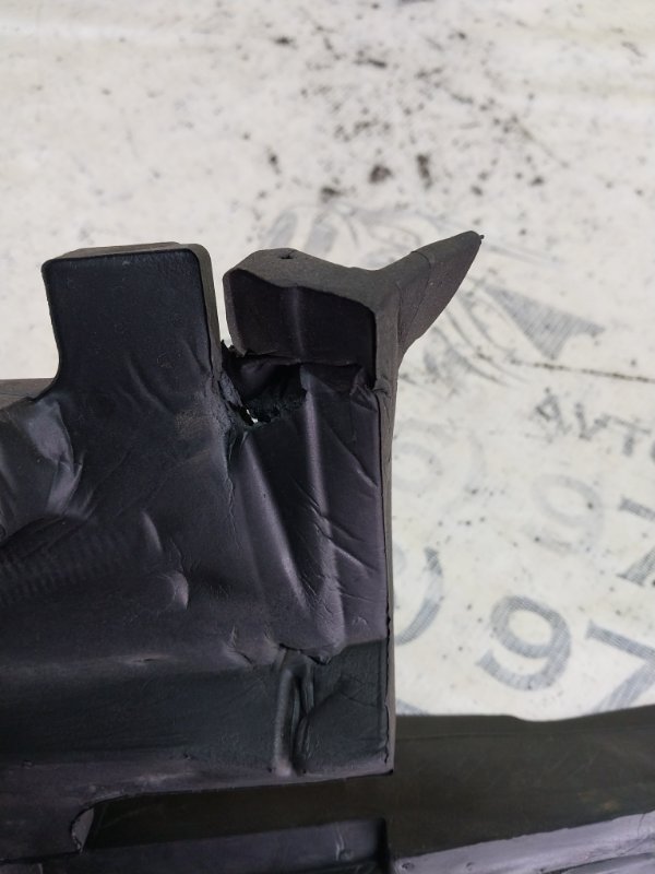 Уплотнитель жабо правый Macan 2015 95B CTMA Уплотнитель жабо правый Macan 2015 95B CTMA