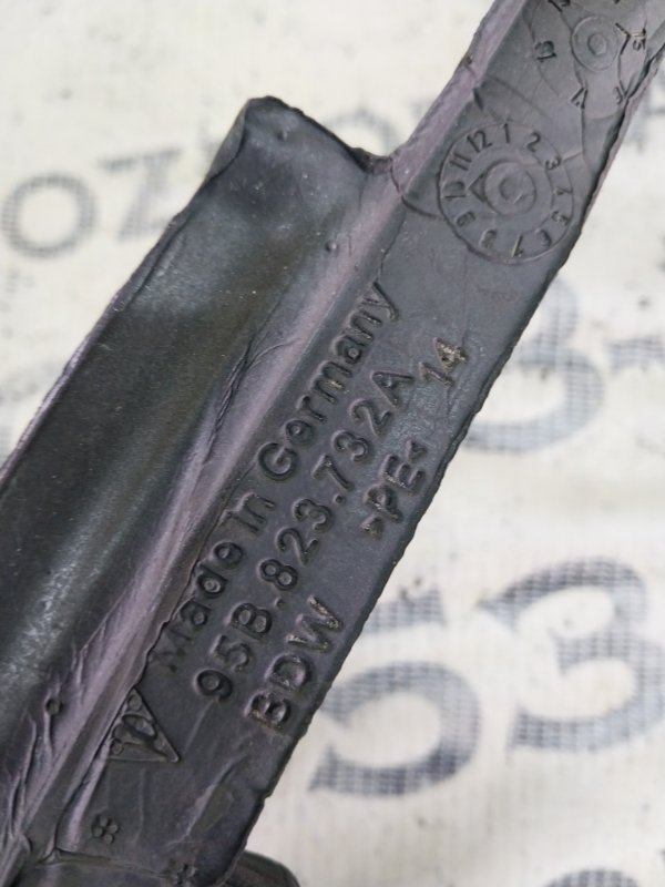 Уплотнитель жабо правый Macan 2015 95B CTMA Уплотнитель жабо правый Macan 2015 95B CTMA