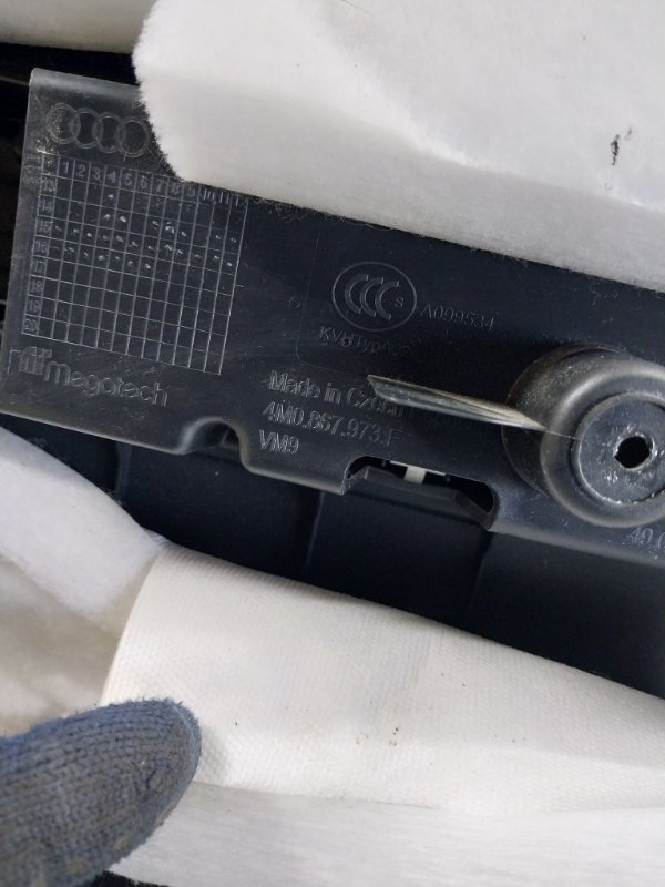 Обшивка двери багажника Q7 2016 4M 3.0 Обшивка двери багажника Q7 2016 4M 3.0