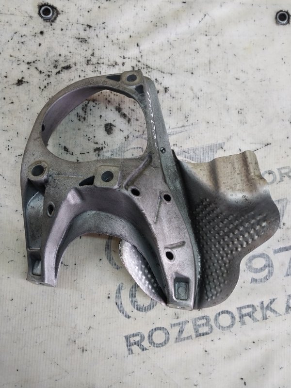 Кронштейн подрамника передний правый Macan 2015 95B CTMA Кронштейн подрамника передний правый Macan 2015 95B CTMA