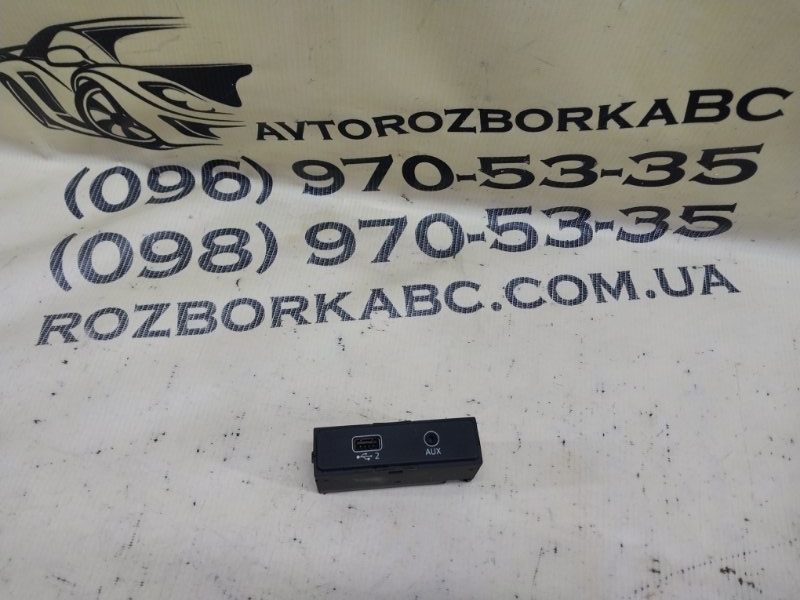 Запчасть блок usb Audi Q5 2018 80A 2.0 8W0035708 Б/У Блок usb Audi Q5 2018 80A 2.0 8W0035708 Б/У