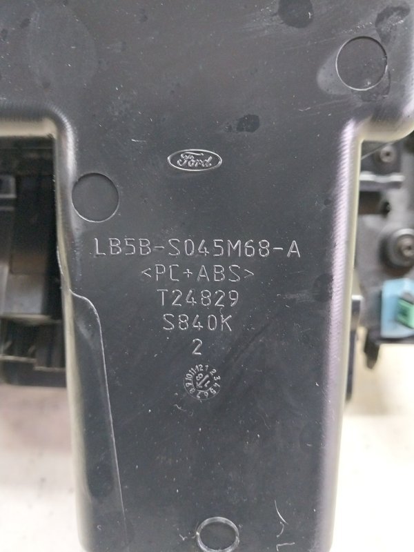 Накладка центральной консоли Explorer 2020 3.0 Накладка центральной консоли Explorer 2020 3.0