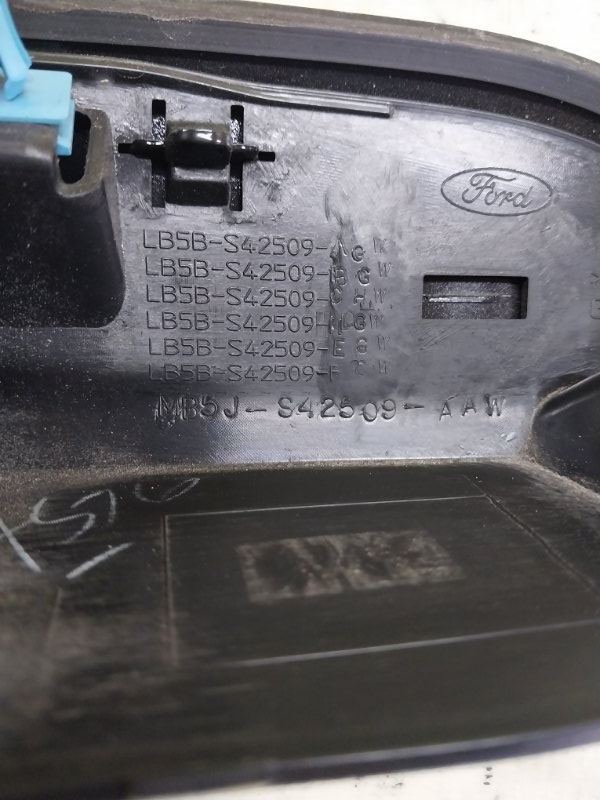 Молдинг двери багажника задний Explorer 2020 3.0 Молдинг двери багажника задний Explorer 2020 3.0