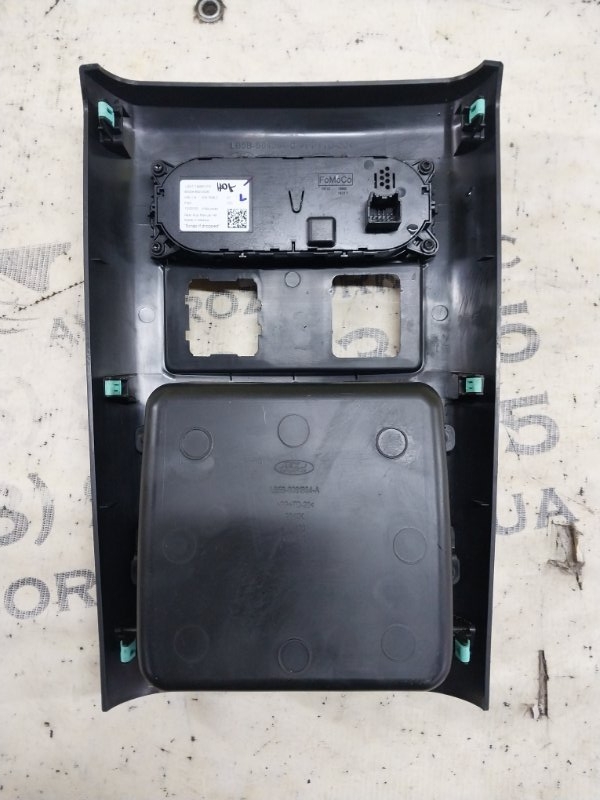 Накладка центральной консоли Ford Explorer 3.0 Накладка центральной консоли Ford Explorer 3.0