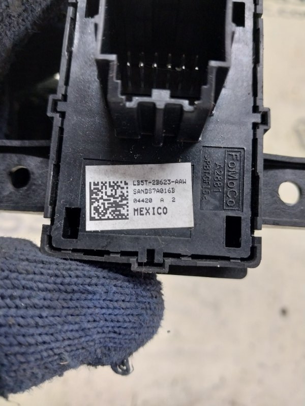 Кнопка стояночного тормоза Explorer 2020 3.0 Кнопка стояночного тормоза Explorer 2020 3.0