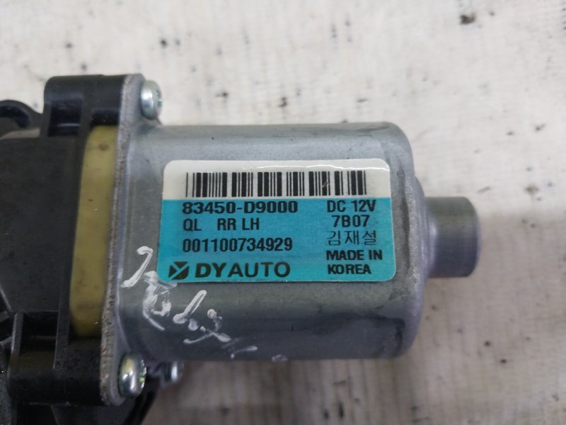 Моторчик стеклоподъемника задний левый Kia Sportage QL 2.4 Моторчик стеклоподъемника задний левый Kia Sportage QL 2.4