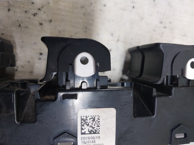 Кнопка стеклоподъемника передняя левая Hyundai Ioniq Hybrid 1.6 DOHC - GDI Кнопка стеклоподъемника передняя левая Hyundai Ioniq Hybrid 1.6 DOHC - GDI