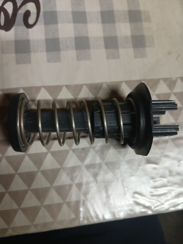 Запчасть упор капота Mercedes-Benz GLC 300 2019 X253 27492031635081 A2538800027 Б/У Упор капота Mercedes-Benz GLC 300 2019 X253 27492031635081 A2538800027 Б/У