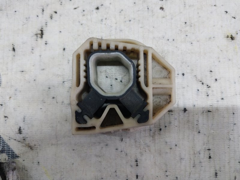 Подушка радиатора passat 2014 B7 2.0 Подушка радиатора passat 2014 B7 2.0