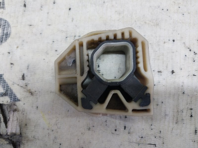 Подушка радиатора volkswagen passat B7 2.0 Подушка радиатора volkswagen passat B7 2.0