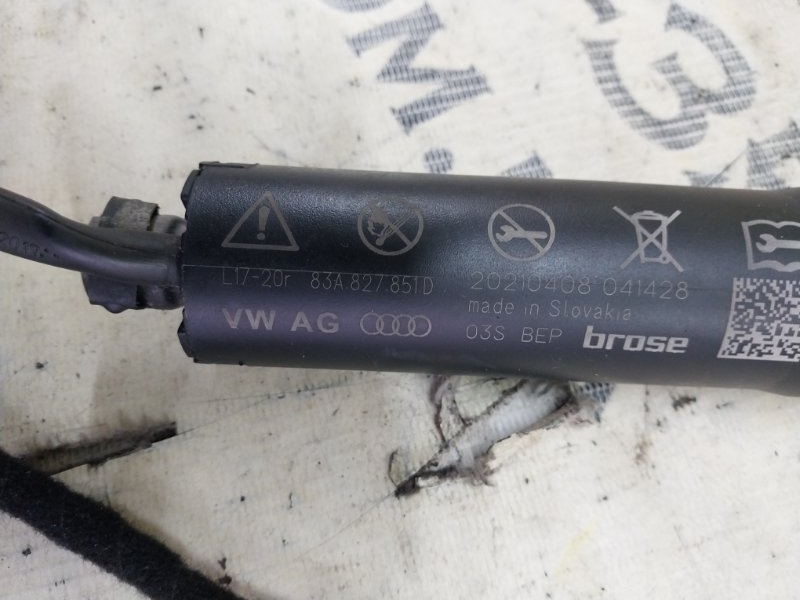 Амортизатор крышки багажника Q3 2021 83A 2.0 CZRA Амортизатор крышки багажника Q3 2021 83A 2.0 CZRA