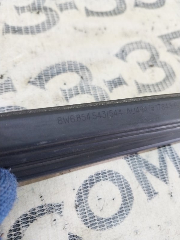 Уплотнитель кузова левый Audi S5 Coupe 3.0 CWGD