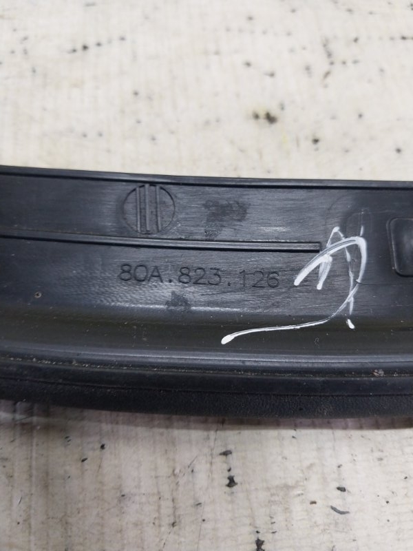 Уплотнитель капота правый Q5 2018 80A 2.0 DAYB