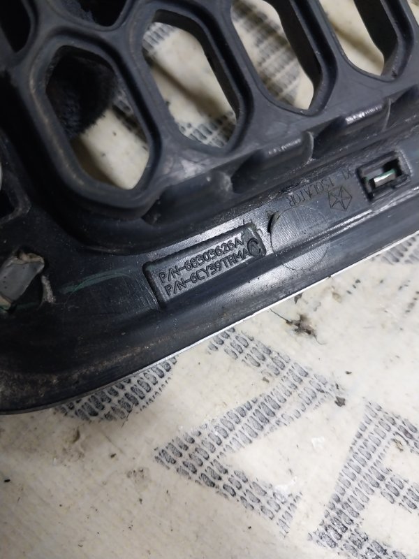 Решетка бампера Cherokee 2017 KL 2.4 Решетка бампера Cherokee 2017 KL 2.4