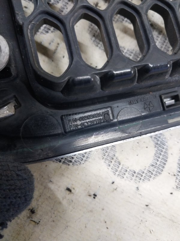 Решетка радиатора Cherokee 2017 KL 2.4 Решетка радиатора Cherokee 2017 KL 2.4