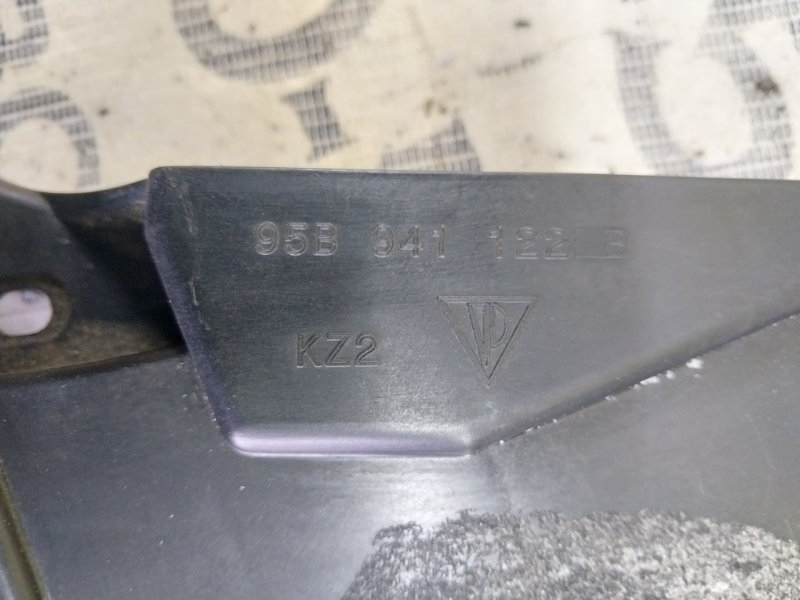 Кронштейн крепление фары правый Macan 2015 95B CTMA