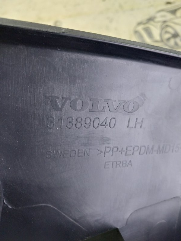 Обшивка крышки багажника левая XC90 2016 t27