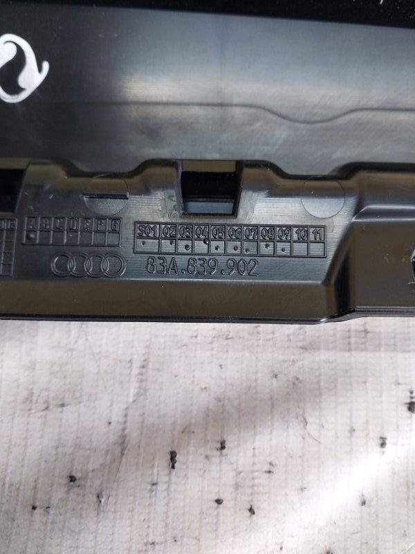 Накладка двери боковая задняя правая Q3 2021 83A 2.0 CZRA