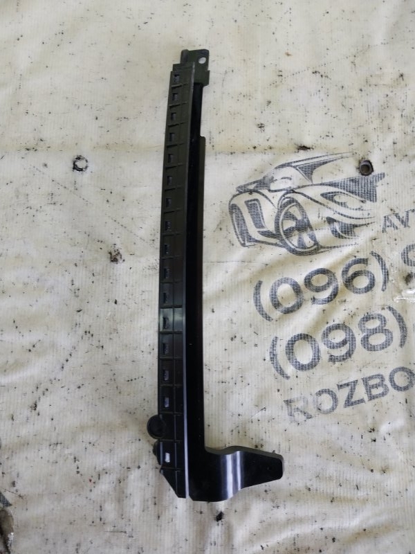 Направляющая стекла двери задняя правая Q3 2021 83A 2.0 CZRA