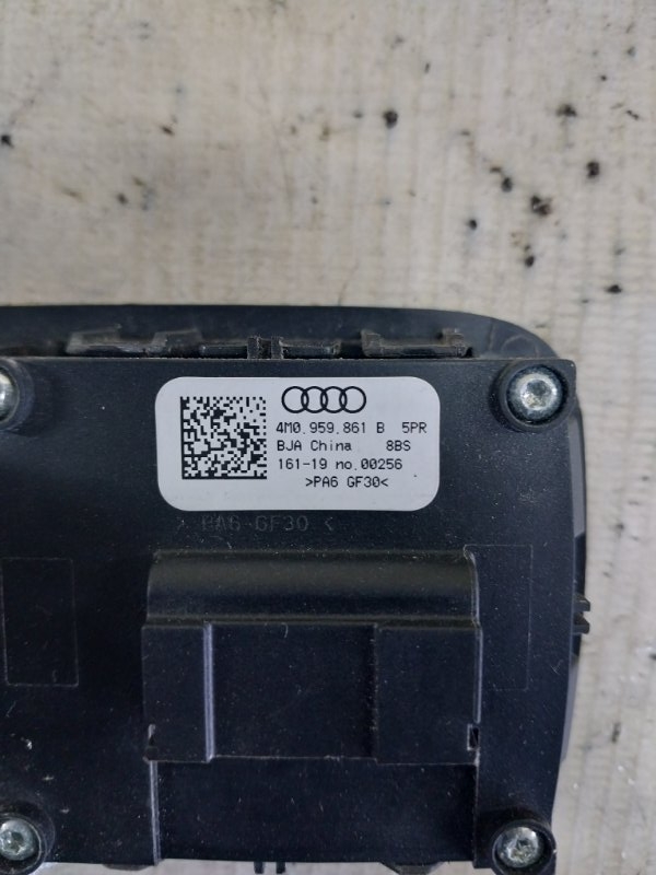 Кнопка регулировки сиденья задняя Q7 2016 4M 3.0