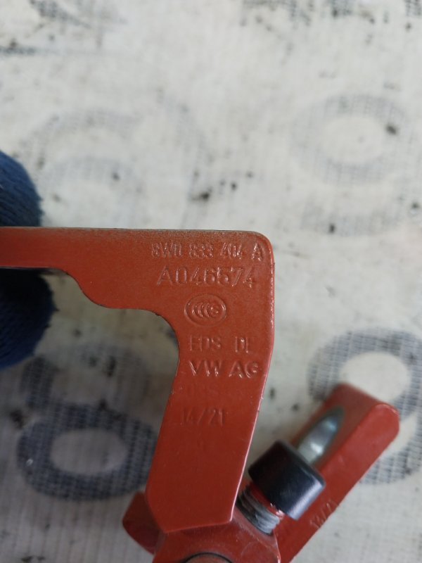 Петля двери передняя правая Q3 2021 83A 2.0 CZRA