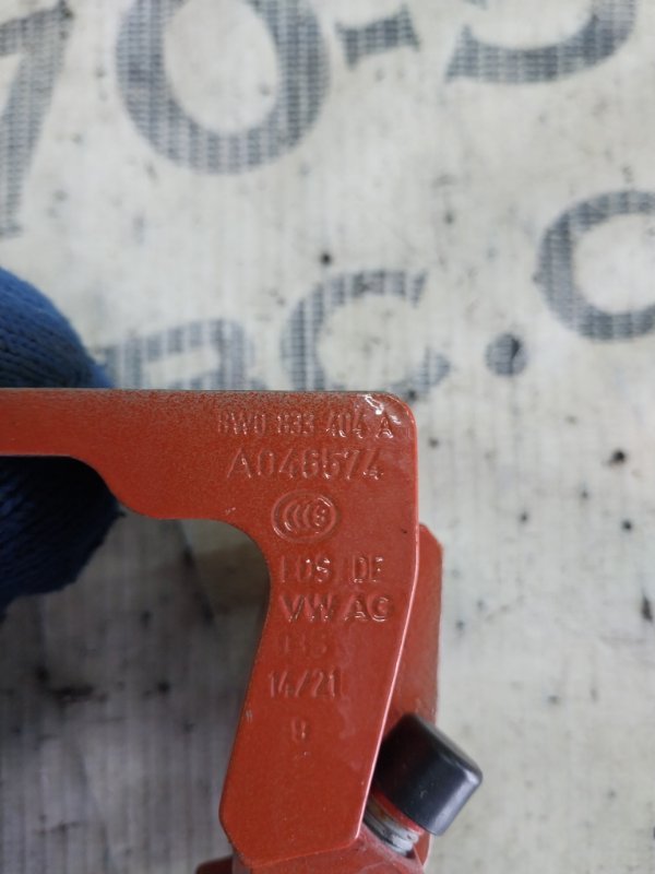 Петля двери передняя правая Audi Q3 83A 2.0 CZRA