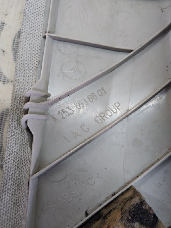 Накладка стойки лобового стекла левая GLC 300 2019 X253 27492031635081