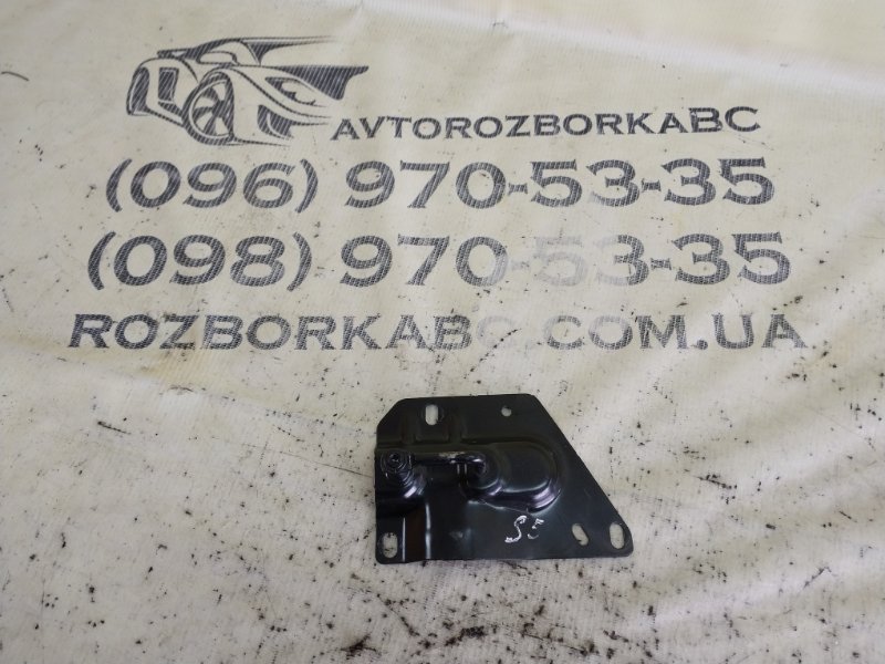 Скоба замка капота правая Audi S5 2017 Coupe 3.0 CWGD 8W0823186D Б/У