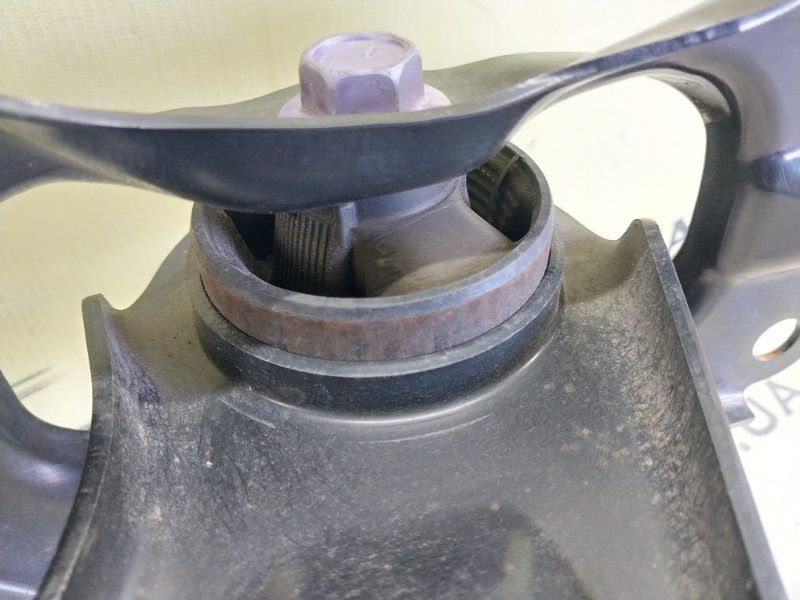 Цапфа задняя левая Lexus UX 200 2.0