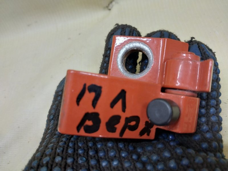 Петля двери левая Q3 2021 83A 2.0 CZRA