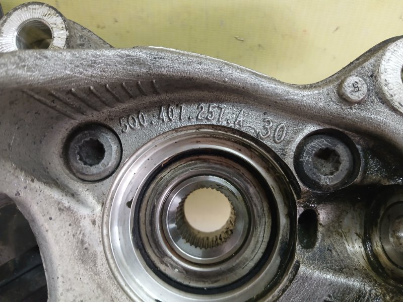 Цапфа передняя левая Audi Q3 83A DHHA