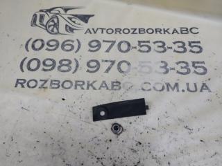 Фото запчасти упор капота левый Porsche Macan 2015 Б/У запчасть Запчасть упор капота левый Porsche Macan 2015